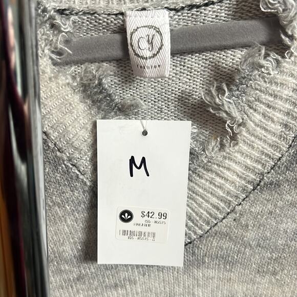 Sweater (V- Neck Fringed Super Soft) NWT Size Medium - Picture 2 of 2